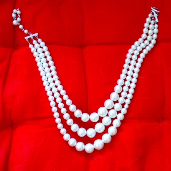 triple strand graduated pearl necklace - Picture 5 of 7